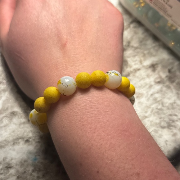 White and yellow bracelet - Picture 2 of 2